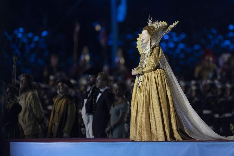 Helen Mirren participe, sur scène, au spectacle de son jubilé "The Queen's platinum jubilee celebration" lors du Windsor Horse Show à Windsor le 15 mai 2022.
