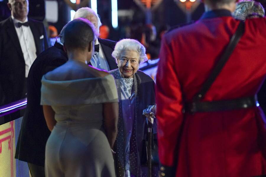 Elizabeth II souriante quitte la cérémonie de son jubilé de platine au Royal Horse Show à Windsor le dimanche 15 mai 2022.