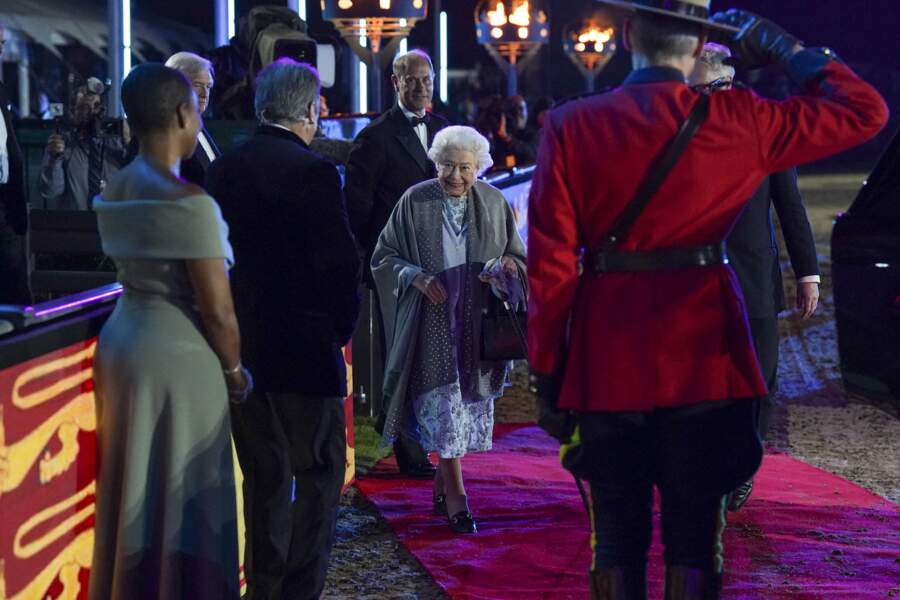Elizabeth II d'Angleterre quittant la cérémonie de son jubilé de platine au Royal Horse Show à Windsor le dimanche 15 mai 2022.
