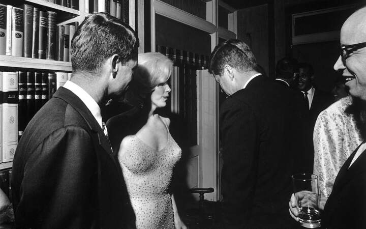 Le 19 mai 1962, au Madison Square Garden de New York, L'actrice Marilyn Monroe chante Joyeux anniversaire au Président Kennedy