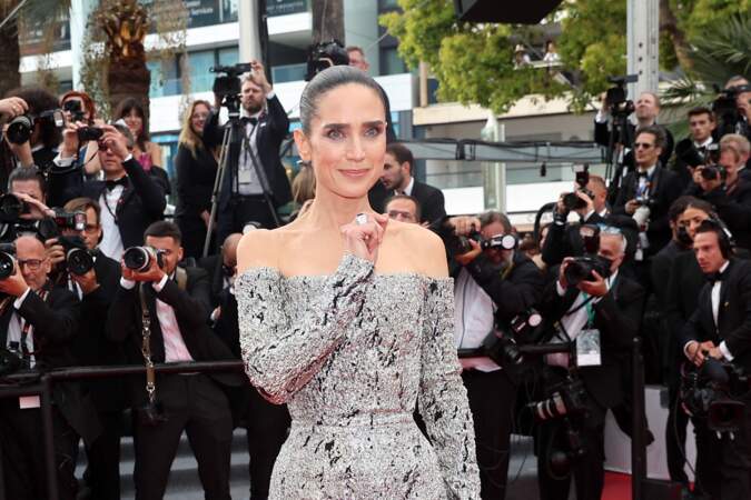 Les cheveux tirés en un chignon très classique, Jennifer Connelly a rivalisé d'élégance sur le tapis rouge du film « Top Gun : Maverick » lors du 75ème Festival International du Film de Cannes, le 18 mai 2022.