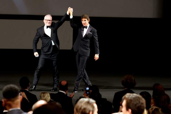 Tom Cruise acclamé lors de la projection du film « Top Gun : Maverick » lors du 75ème Festival International du Film de Cannes, le 18 mai 2022.