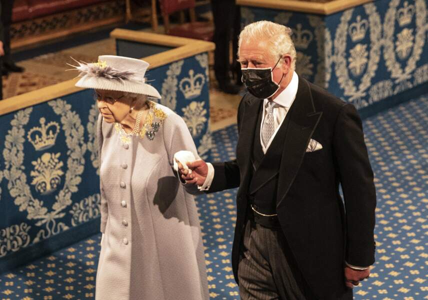 La reine Elizabeth II et le prince Charles, au palais de Westminster, à Londres, le 11 mai 2021.