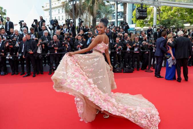 Lors de sa montée des marches du film « Top Gun : Maverick », l'ancienne Miss France Clémence Botino s'est amusée devant les photographes présent au 75ème Festival International du Film de Cannes, le 18 mai 2022.