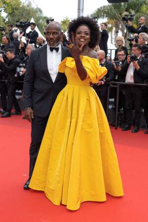 Viola Davie lumineuse dans une robe jaune tournesol au décolleté Bardot pour monter les marches aux côtés de son mari Julius Tennon lors de l'avant-première de « Top Gun : Maverick », au Festival de Cannes, le 18 mai 2022.