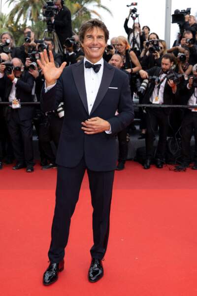 Tom Cruise au sommet de l'élégance dans ce costume noir Armani pour assister à l'avant-première du film « Top Gun : Maverick » lors du 75ème Festival International du Film de Cannes, le 18 mai 2022.