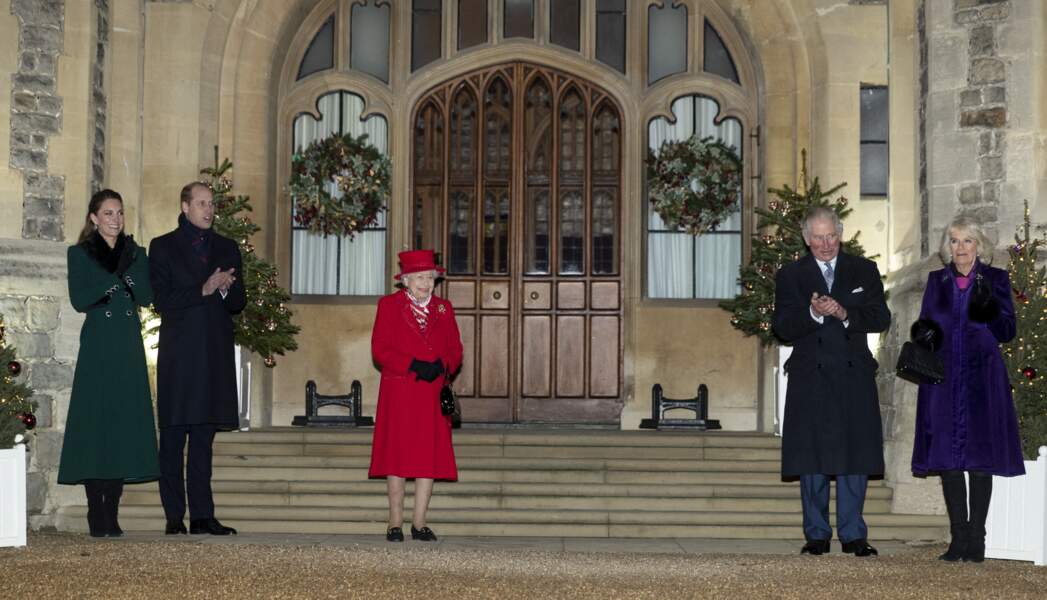 La reine Elizabeth II, entourée de Kate Middleton, du prince William, du prince Charles et de Camilla Parker Bowles, devant le château de Windsor, le 8 décembre 2020.