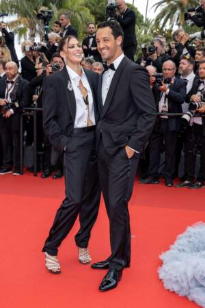 Iris Mittenaere et son chéri Diego El Glaoui amoureux et assortis en Hugo Boss pour la montée des marches du film « Top Gun : Maverick » lors du 75ème Festival International du Film de Cannes, le 18 mai 2022.