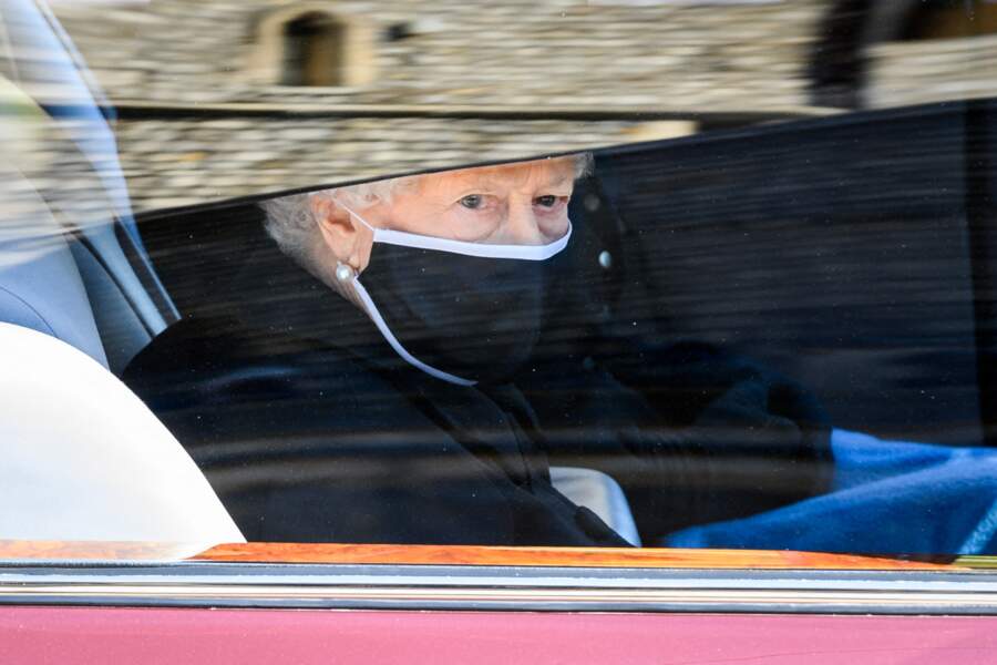 La reine Elizabeth II aux funérailles du prince Philip, à la chapelle Saint-Georges du château de Windsor, le 17 avril 2021.