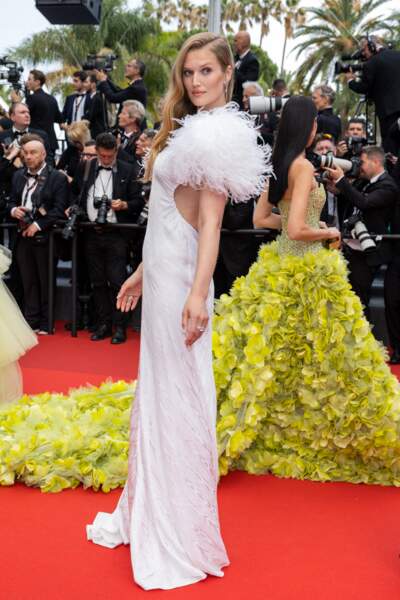 Toni Garrn a misé sur un look angélique serti de plumes de Philisophy Di Lorenzo Serafini pour la montée des marches du film « Top Gun : Maverick » lors du 75ème Festival International du Film de Cannes, le 18 mai 2022.