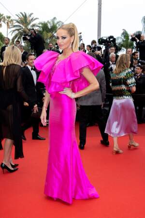 Pour la montée des marches du film « Top Gun : Maverick » lors du 75ème Festival International du Film de Cannes, Adriana Karembeu a électrisé le tapis rouge dans une robe rose shocking ornée de volants, le 18 mai 2022.