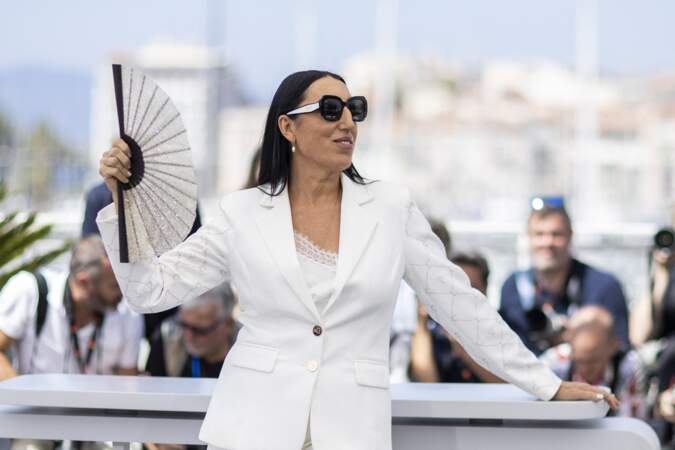 Fidèle à elle-même, Rossy de Palma est apparue pétillante au photocall du jury "Caméra d'Or" lors du 75ème Festival International du Film de Cannes, le 18 mai 2022. 