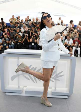 Rossy de Palma a arboré un total look blanc au photocall du jury "Caméra d'Or" lors du 75ème Festival International du Film de Cannes, le 18 mai 2022.