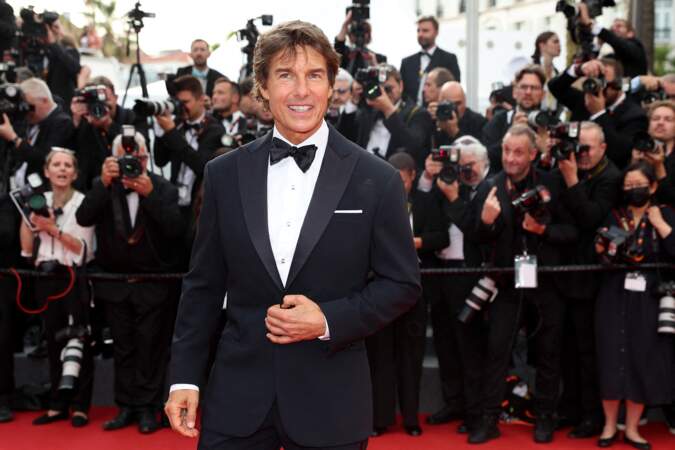 Pour sa montée des marches le 18 mai 2022, Tom Cruise a misé sur un costume chic noir signé Armani.