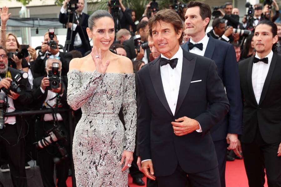 Jennifer Connelly et Tom Cruise très complices pour  la montée des marches du film « Top Gun : Maverick » lors du 75ème Festival International du Film de Cannes, le 18 mai 2022.