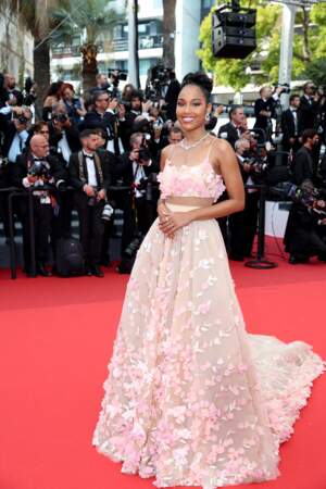 Clémence Botino ravissante dans une robe rose pastel aux détails fleuris pour la montée des marches du film « Top Gun : Maverick » lors du 75ème Festival International du Film de Cannes, le 18 mai 2022.