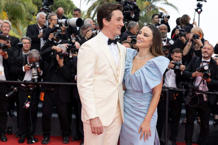 Miles Teller et sa femme Keleigh Sperry très amoureux pour la montée des marches du film « Top Gun : Maverick » lors du 75ème Festival International du Film de Cannes, le 18 mai 2022.
