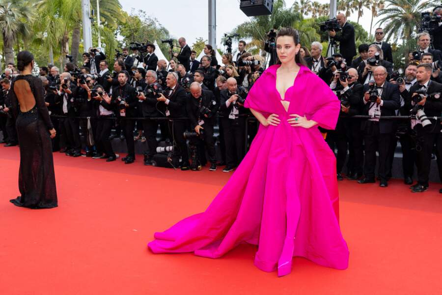 Katherine Langford sublime dans une robe rose shocking signée Valentino pour la montée des marches du film « Top Gun : Maverick » lors du 75ème Festival International du Film de Cannes, le 18 mai 2022.