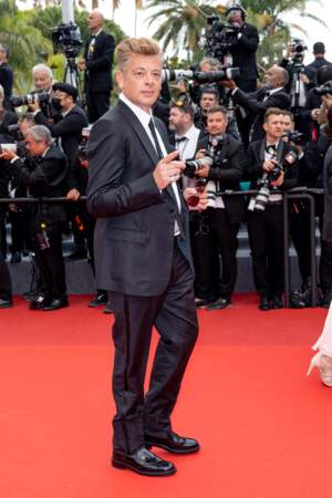 Benjamin Biolay très chic dans une costume noir Dior assorti à sa cravate pour assister à l'avant-première de Top Gun Maverick lors du 75ème Festival International du Film de Cannes, le 18 mai 2022.