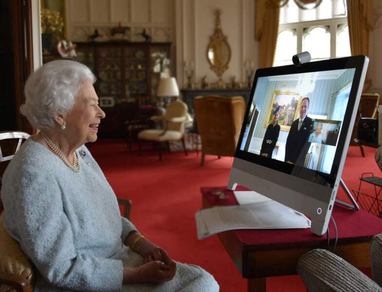 La reine Elisabeth II rencontre les ambassadeurs en visioconférence, au château de Windsor, à Londres, le 4 décembre 2020.