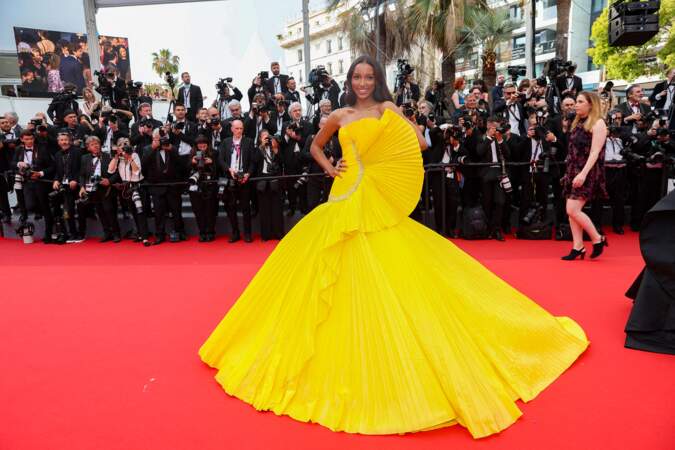 Jasmine Tookes très solaire sur le tapis rouge dans une robe jaune flashy signée Tony Ward couture pour la montée des marches du film « Top Gun : Maverick » lors du 75ème Festival International du Film de Cannes, le 18 mai 2022.