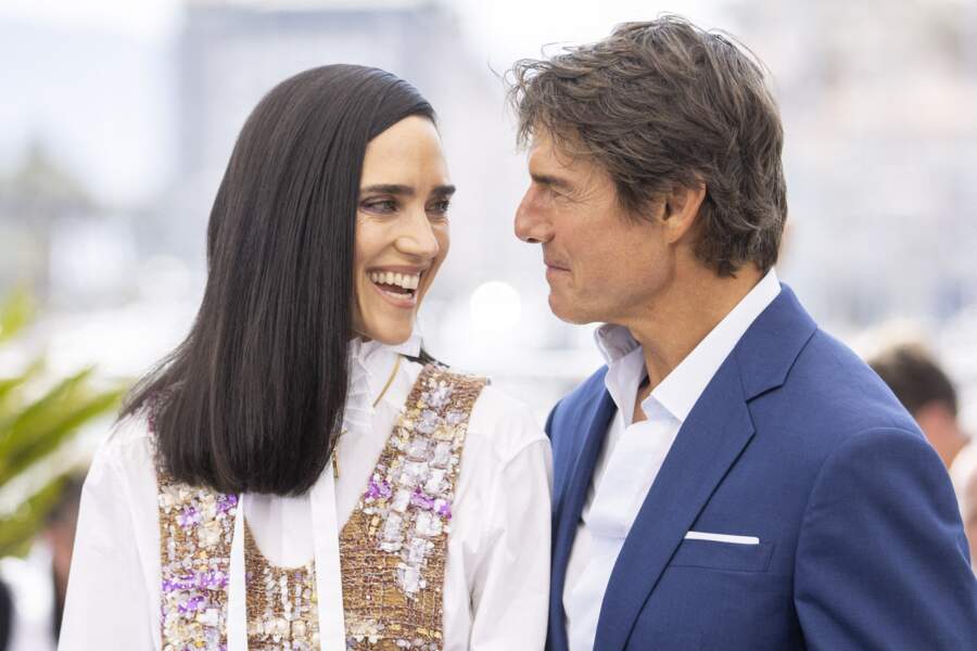 Jennifer Connelly et Tom Cruise très complices au photocall de "Top Gun: Maverick" lors du 75ème Festival International du Film de Cannes, le 18 mai 2022. 