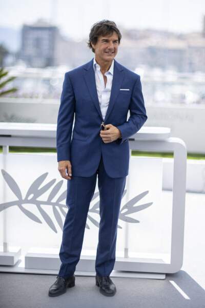 Pour ce photocall très attendu du film "Top gun : Maverick", Tom Cruise a misé sur un costume bleu marine griffé Armani, lors de la première journée du 75ème Festival International du Film de Cannes, le 18 mai 2022.