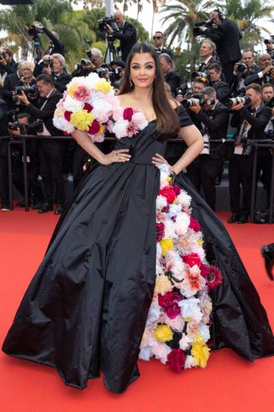 Aishwarya Rai Bachchan féerique avec la robe florale pour la montée des marches du film « Top Gun : Maverick » lors du 75ème Festival International du Film de Cannes, le 18 mai 2022.