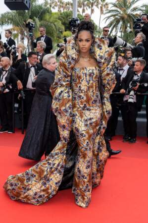 Didi Stone sublime dans une robe moulante à l'imprimé wax pour la montée des marches du film « Top Gun : Maverick » lors du 75ème Festival International du Film de Cannes, le 18 mai 2022.