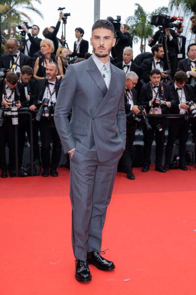 Baptiste Giabiconi très chic dans une costume gris Dior pour la montée des marches du film « Top Gun : Maverick » lors du 75ème Festival International du Film de Cannes, le 18 mai 2022.