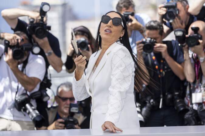 Rossy de Palma a fait sensation, avec sa longue chevelure brune et ses imposantes lunettes de soleil, au photocall du jury "Caméra d'Or" lors du 75ème Festival International du Film de Cannes, le 18 mai 2022. 