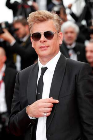 Benjamin Biolay n'a pas oublié de porter ses lunettes de soleil aviateur pour la montée  des marches du film « Top Gun : Maverick » lors du 75ème Festival International du Film de Cannes, le 18 mai 2022.