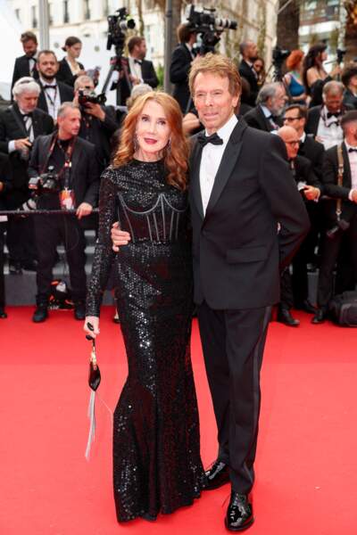 Linda Bruckheimer et son mari Jerry Bruckheimer ultra-glamour pour la montée des marches du film « Top Gun : Maverick » lors du 75ème Festival International du Film de Cannes, le 18 mai 2022.
