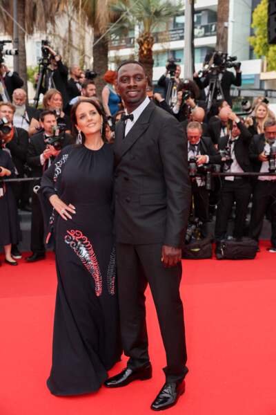 Omar Sy et sa femme Hélène très complices sur le tapis rouges pour assister à l'avant-première du film « Top Gun : Maverick » lors du 75ème Festival International du Film de Cannes, le 18 mai 2022.