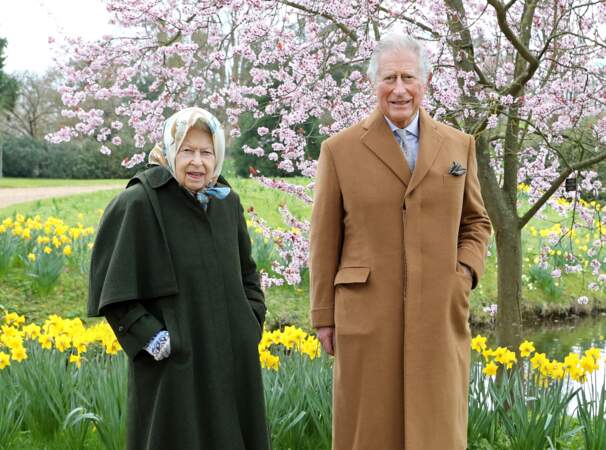 La reine Elizabeth II et le prince Charles lors d'une promenade printanière dans les jardins de Frogmore House, sur le domaine de Windsor, au Royaume Uni, le 2 avril 2021.