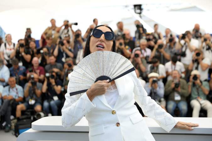 Face aux photographes, Rossy de Palma a fait le show, au photocall du jury "Caméra d'Or" lors du 75ème Festival International du Film de Cannes, le 18 mai 2022.