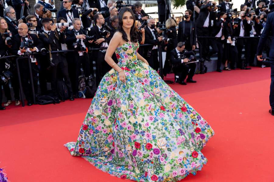 Masoom Minawala buccolique dans une imposante robe bleu ciel à l'imprimé fleuri multicolore et coiffée par Franck Provost pour la montée des marches du film « Armageddon Time » lors du 75ème Festival International du Film de Cannes, le 19 mai 2022.
