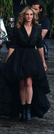 Julia Roberts renoue avec un blond cendré et foncé sur le tournage d'une publicité pour Lancôme, le 16 septembre 2021. 