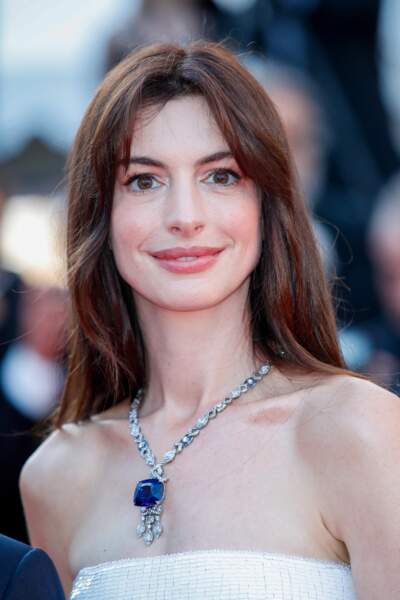 Pour compléter son total look blanc, Anne Hathaway a misé sur un collier serti de diamants et d'un saphir à l'occasion du 75ème Festival International du Film de Cannes, le 19 mai 2022.