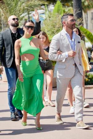 Eva Longoria portait une robe Stella McCartney d'une valeur de 1.695 euros, lors du 75ème Festival International du Film de Cannes, le 19 mai 2022. 