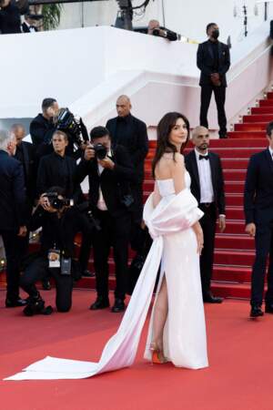 Anne Hathaway renversante dans une robe bustier sertie de sequins blanc lors du 75ème Festival International du Film de Cannes, le 19 mai 2022.