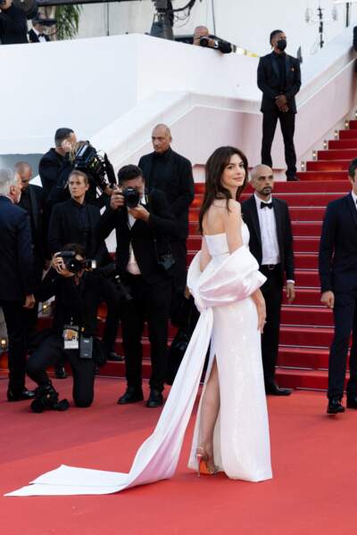 Anne Hathaway envoûte le tapis rouge dans une longue robe blanche sertie de strass pour la montée des marches du film « Armageddon Time » lors du 75ème Festival International du Film de Cannes, le 19 mai 2022.