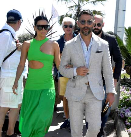 Eva Longoria et son mari José Baston se promènent sur la croisette lors du 75ème Festival International du Film de Cannes, le 19 mai 2022. 