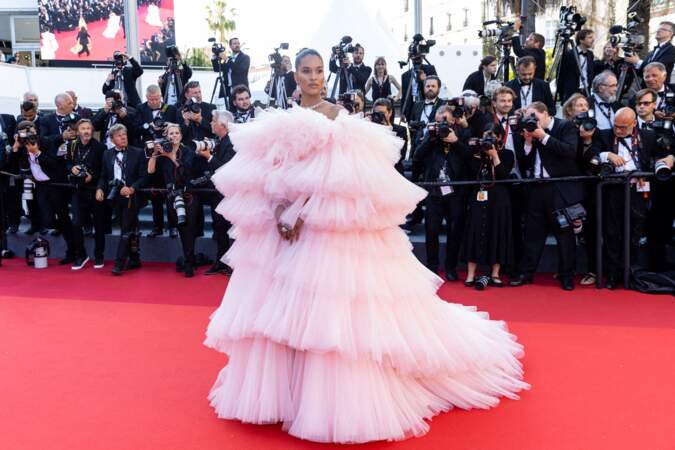 Cindy Bruna époustouflante pour sa montée des marches dans une robe en tulle rose poudré pour la montée des marches du film « Armageddon Time » lors du 75ème Festival International du Film de Cannes, le 19 mai 2022.