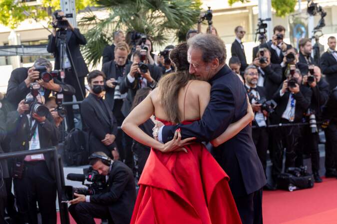 Vincent Lindon et Deepika Padukone affichent une belle complicité sur le tapis rouge du 75ème Festival International du Film de Cannes, le 19 mai 2022.