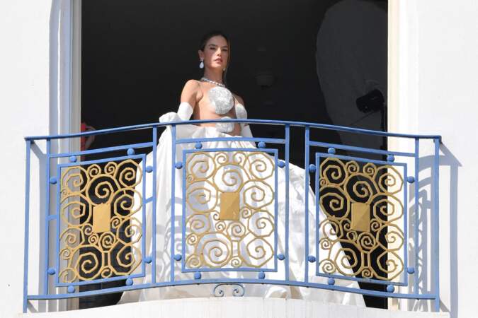 Alessandra Ambrosio dévoile sa robe de princesse depuis le balcon de l'hôtel "Martinez" avant de monter les marches à l'occasion du 75ème Festival International du Film de Cannes, le 19 mai 2022. 