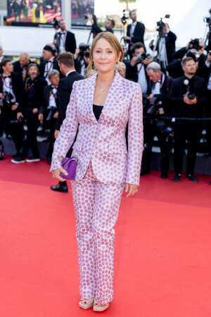 Daniela Lumbroso a misé sur un costume violet lilas à l'imprimé fleuri pour la montée des marches du film « Armageddon Time » lors du 75ème Festival International du Film de Cannes, le 19 mai 2022. 