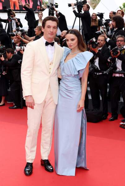 Miles Teller habillé en Celine Homme et sa femme Keleigh Sperry en robe longue Celine by Hedi Slimane, à Cannes le 18 mai 2022