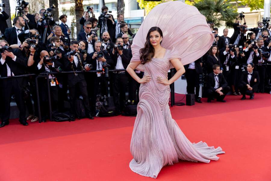 Aishwarya Rai époustouflante dans une robe démesurée griffée Gaurav Gupta pour la montée des marches du film « Armageddon Time » lors du 75ème Festival International du Film de Cannes, le 19 mai 2022. 