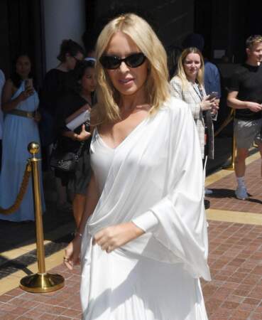 Kylie Minogue se promène sur la croisette à l'occasion du 75ème Festival International du Film de Cannes, le 19 mai 2022. 
